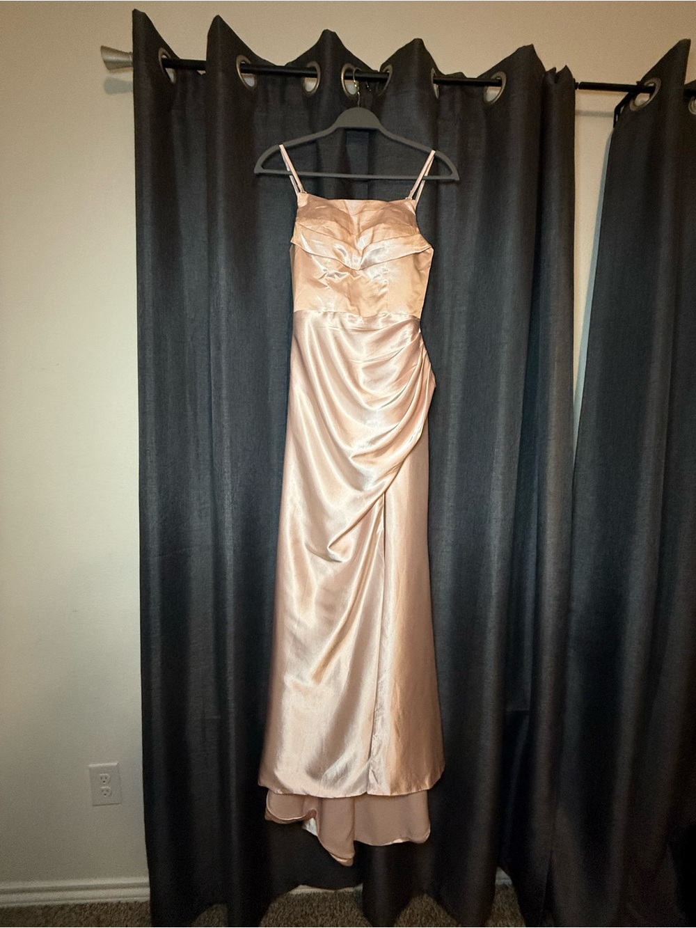 Elegant Satin Spaghetti-Strap Evening Dress in Blush